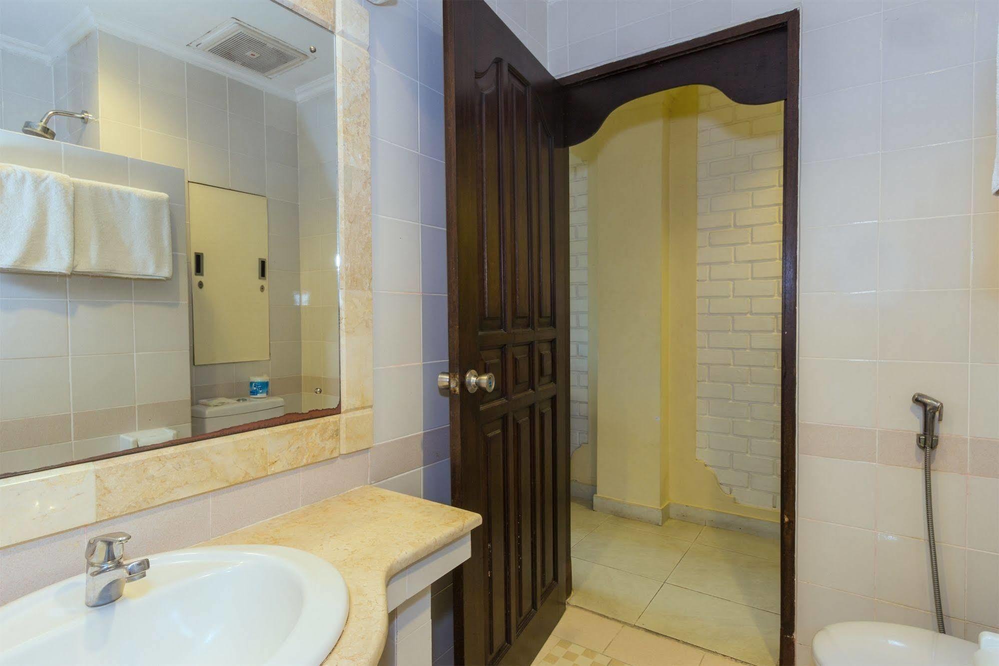 Reddoorz @ Arjuna Double Six Seminyak  Luaran gambar